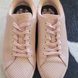 G/FORE Women's Durf or Perf Disruptor perforated leather golf shoe in a pink or